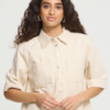 20126205_130905_500 ICHI IHHEZALLO boxy blouse in de kleur Birch met korte mouwen, borstzakken en drukknoopsluiting