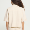 20126205_130905_550 ICHI IHHEZALLO boxy blouse in de kleur Birch met korte mouwen, borstzakken en drukknoopsluiting