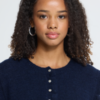 ICHI IHPOVOKE WA7 donkerblauw gebreid gilet met ruffle-details en knoopsluiting in Total Eclipse.