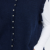 ICHI IHPOVOKE WA7 donkerblauw gebreid gilet met ruffle-details en knoopsluiting in Total Eclipse.