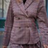 ICHI IHKATE CHECKIT BL2 geruite fitted blazer in Big Check Red met dubbele knoopsluiting en brede reverskraag.