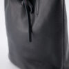 Zwarte Alice mini shopper van generfd rundleer met korte handvatten en leren touwsluiting.