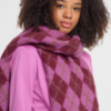 20126429_192024_350 ICHI IADAHLIA Scarf in Rhododendron Red met kleurrijk ruitmotief, pluizige structuur en franjes.