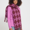 20126429_192024_400 ICHI IADAHLIA Scarf in Rhododendron Red met kleurrijk ruitmotief, pluizige structuur en franjes.