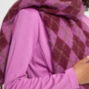 20126429_192024_500 ICHI IADAHLIA Scarf in Rhododendron Red met kleurrijk ruitmotief, pluizige structuur en franjes.