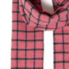 20126439_194008_310 ICHI IAEMILY Scarf in Black met een roze basis, zwart ruitdessin en franjes.