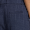 20126820_900012837_360 ICHI IHKate Pinelle donkerblauwe wide-leg pantalon met krijtstreep, elastische taille en strikceintuur.