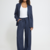20126820_900012837_400 ICHI IHKate Pinelle donkerblauwe wide-leg pantalon met krijtstreep, elastische taille en strikceintuur.