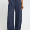 20126820_900012837_500 ICHI IHKate Pinelle donkerblauwe wide-leg pantalon met krijtstreep, elastische taille en strikceintuur.