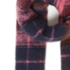 ICHI IADelia Scarf in Zinfandel met een wijnrood, roze, donkerblauw en bruin ruitdessin en franjes.