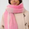 30513171_305047_350 Saint Tropez FalbertaSZ Scarf in Begonia Pink Check met roze-crème ruitdessin en lange franjes.