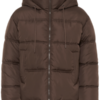 30515139_190912_100 Saint Tropez SammiSZ Jacket in Chocolate Brown, een korte pufferjas met capuchon en horizontale stiksels.