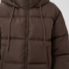 30515139_190912_350 Saint Tropez SammiSZ Jacket in Chocolate Brown, een korte pufferjas met capuchon en horizontale stiksels.