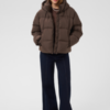30515139_190912_400 Saint Tropez SammiSZ Jacket in Chocolate Brown, een korte pufferjas met capuchon en horizontale stiksels.