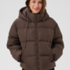 30515139_190912_500 Saint Tropez SammiSZ Jacket in Chocolate Brown, een korte pufferjas met capuchon en horizontale stiksels.