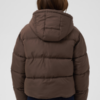 30515139_190912_550 Saint Tropez SammiSZ Jacket in Chocolate Brown, een korte pufferjas met capuchon en horizontale stiksels.