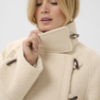 Saint Tropez SophieSZ korte duffelcoat in crème met loose fit, toggle-sluiting, raglanmouwen en brede kraag