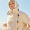 Saint Tropez SophieSZ korte duffelcoat in crème met loose fit, toggle-sluiting, raglanmouwen en brede kraag