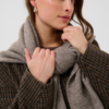 30515236_1813061_350 Saint Tropez AlulluSZ Scarf in Iron Melange Brown met een royale driehoekige vorm.
