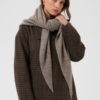 30515236_1813061_500 Saint Tropez AlulluSZ Scarf in Iron Melange Brown met een royale driehoekige vorm.