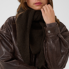 Saint Tropez AlulluSZ Scarf in chocolade bruin melange met een royale driehoekige vorm.