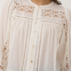 30515381_110605_350 Saint Tropez TullySZ witte katoenen blouse met opengewerkte details en lange gepofte mouwen.