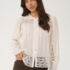 30515381_110605_500 Saint Tropez TullySZ witte katoenen blouse met opengewerkte details en lange gepofte mouwen.