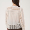 30515381_110605_550 Saint Tropez TullySZ witte katoenen blouse met opengewerkte details en lange gepofte mouwen.
