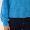 Saint Tropez TabbathaSZ blauwe trui in Lichen Blue Melange met ronde hals, lange mouwen en opengewerkt ruitpatroon