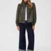 30515451_190515_400 Saint Tropez TomaSZ Jacket in Army Green met faux-leather look, A-lijn, opstaande kraag en lange pofmouwen