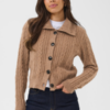 30515453_1810291_500 Saint Tropez TalmaSZ kabelgebreid vest in Toasted Coconut Melange met brede kraag, grote knopen en lange mouwen