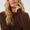 Saint Tropez TitiaSZ bruine loose-fit trui met lange volumineuze mouwen en gevlochten details.