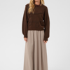 Saint Tropez TitiaSZ bruine loose-fit trui met lange volumineuze mouwen en gevlochten details.