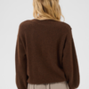 Saint Tropez TitiaSZ bruine loose-fit trui met lange volumineuze mouwen en gevlochten details.