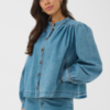 30515476_600104_500 Saint Tropez TeraSZ mediumblauw denim jack met ronde hals, knoopsluiting, zijzakken en volumineuze lange mouwen