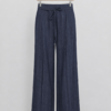 ChatGPT Image 13 sep 2026, 15_55_37 ICHI IHKate Pinelle donkerblauwe wide-leg pantalon met krijtstreep, elastische taille en strikceintuur.