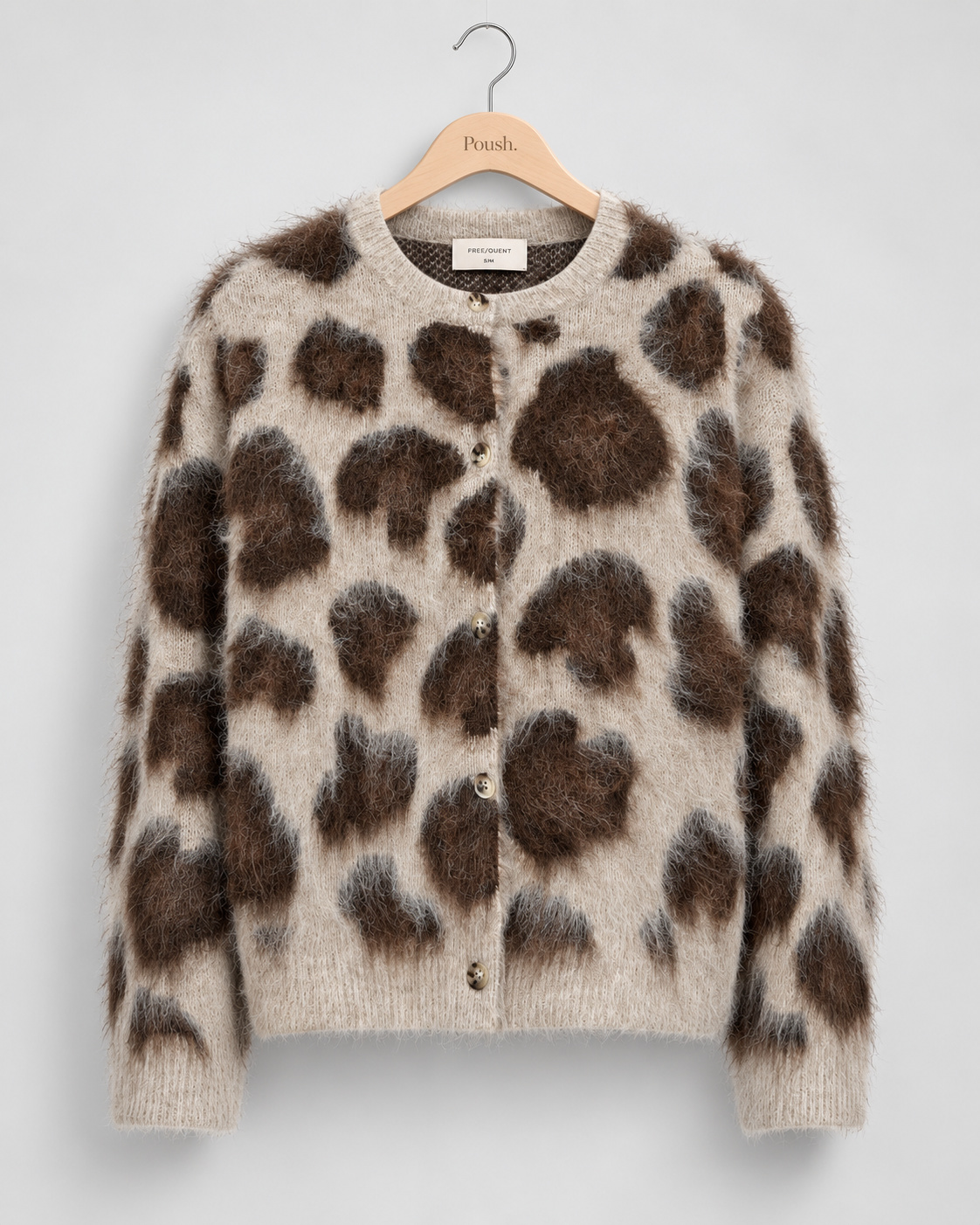 Freequent FQLIPPI-Cardigan in gemĂȘleerd grijs en taupe met luipaardprint, ronde hals en knoopsluiting.