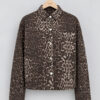 FQRINNA-JACKET_Oyster-Gray-Granite-Gray_Poush_upload Freequent FQRINNA-JACKET in Oyster Gray met grijze luipaardprint, knoopsluiting en grote opgestikte voorzakken.
