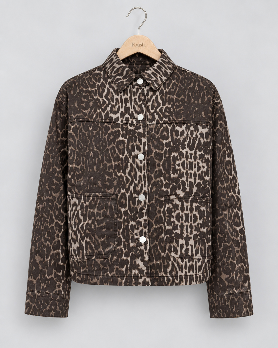 Freequent FQRINNA-JACKET in Oyster Gray met grijze luipaardprint, knoopsluiting en grote opgestikte voorzakken.