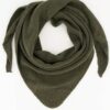 Kaia donkergroen 2 Teatro Kaia gebreide driehoeksjaal van een zachte cashmere blend.