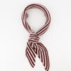 Kaia streep bordeaux 1 Teatro Kaia gebreide driehoeksjaal van een zachte cashmere blend.