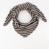 Kaia streep bruin 2 Teatro Kaia gebreide driehoeksjaal van een zachte cashmere blend.