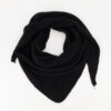 Kaia uni zwart 3 Teatro Kaia gebreide driehoeksjaal van een zachte cashmere blend.
