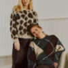 Look_AUTUMN 26_2026 AW_FREEQUENT_211714_8619_1 211848_2467_1 211745_2467_1 211847_2467_1 211722_8716_1 Freequent FQLIPPI-Cardigan in gemĂȘleerd grijs en taupe met luipaardprint, ronde hals en knoopsluiting.