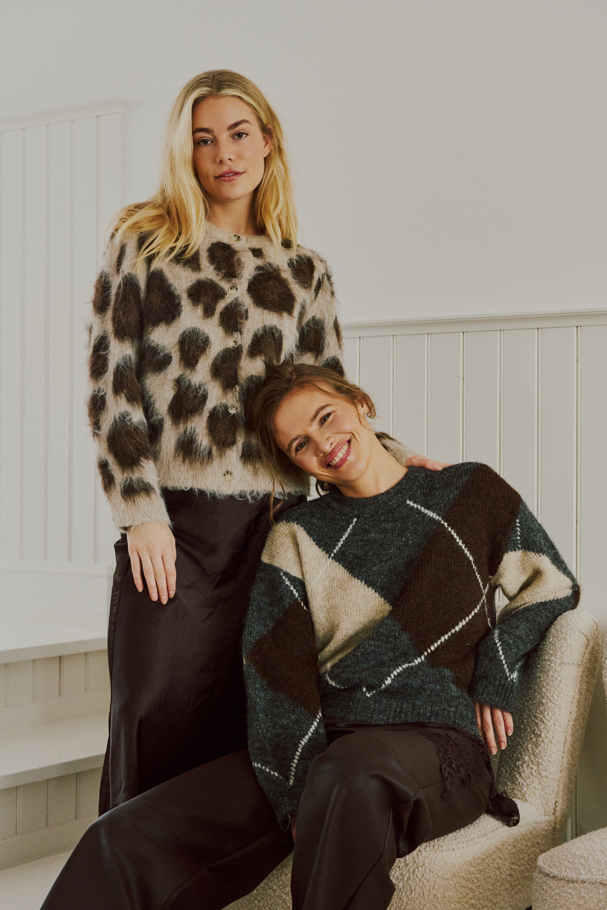Freequent FQLIPPI-Cardigan in gemêleerd grijs en taupe met luipaardprint, ronde hals en knoopsluiting.