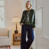 Look_AUTUMN 26_2026 AW_FREEQUENT_212047_4570_2 211836_8907_2 211840_9159_29 Freequent FQSINDY-JEANS in Dark Blue Denim met wijde rechte pijpen, mid-rise taille en bijpassend strikceintuur.