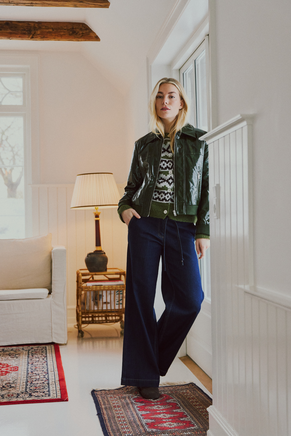 Freequent FQSINDY-JEANS in Dark Blue Denim met wijde rechte pijpen, mid-rise taille en bijpassend strikceintuur.