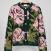 Poush-FQLIPPI-CARDIGAN-Deep-Forest-Pink-4x5 Freequent FQLIPPI-CARDIGAN in gemêleerd donkergroen met roze bloemen, ronde hals en metalen knopen.