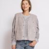 ZHRILL ZHEREN teddyvest in Grey Taupe met gemêleerde wollook, ronde hals en drukknoopsluiting.