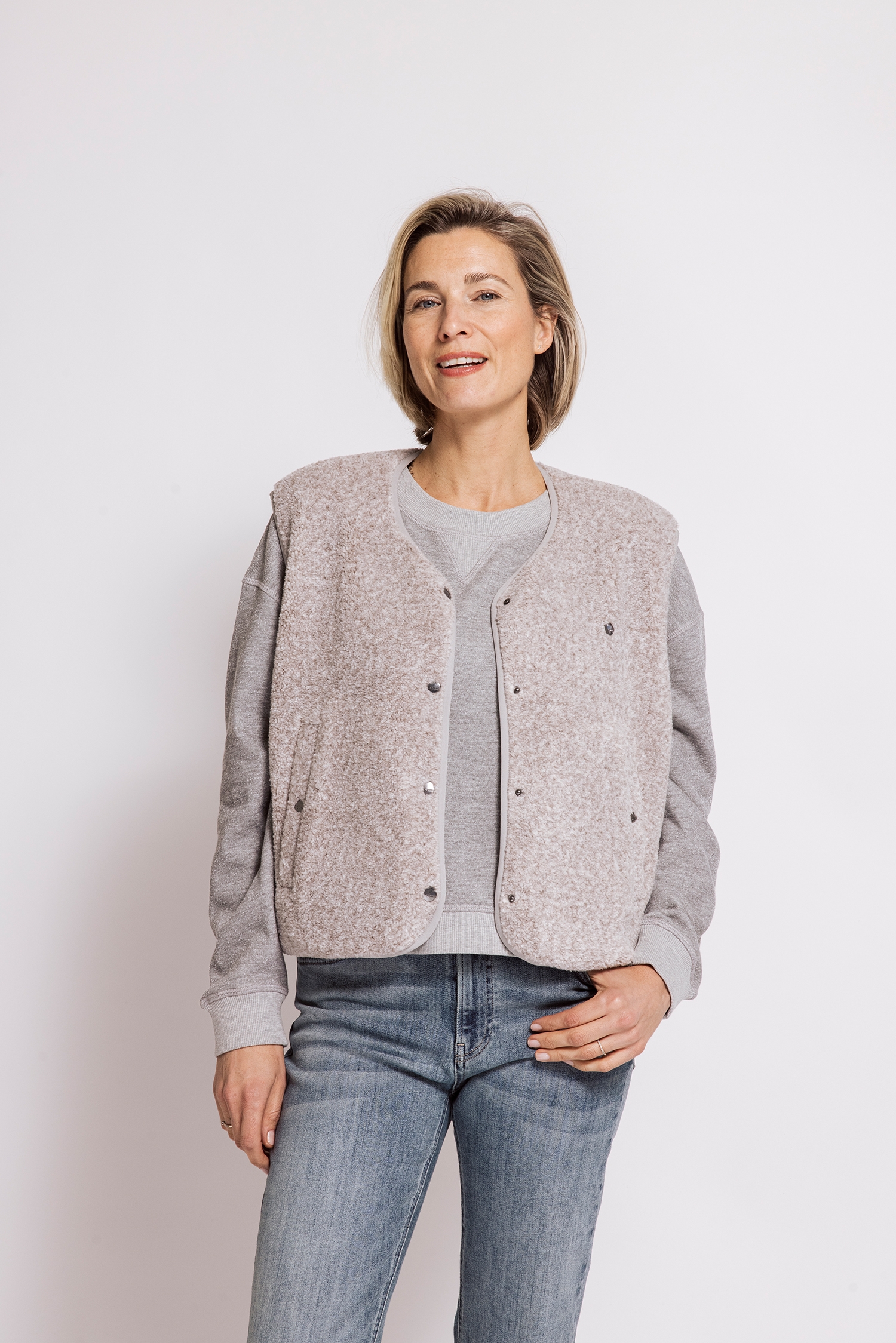 ZHRILL ZHEREN teddyvest in Grey Taupe met gemêleerde wollook, ronde hals en drukknoopsluiting.
